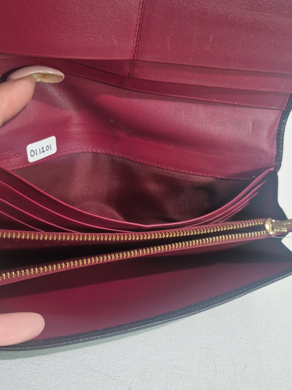 Black leather Loewe bi-fold long wallet with anagram logo. - Picture 10 of 11